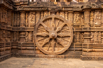 Obraz premium Majestic Konark Sun Temple wheel, intricately carved sandstone, symbolizes celestial chariot, precise spokes and deities, embodying timeless craftsmanship, astronomy, devotion, heritage of Odisha Indi
