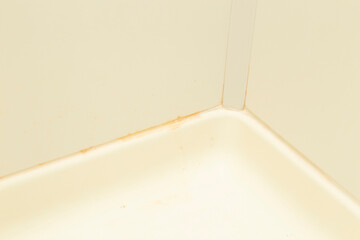 浴室の赤カビ汚れ