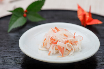 紅白なます、正月、おせち、祝い肴、酢の物、お祝い、正月料理、日本の正月、健康祈願、長寿祈願、上白、大根、にんじん、水引き、縁起物、平和祈願、根菜、平安祈願、伝統、酢、日本的、japanese、新年、さっぱり、シンプル