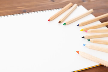 スケッチブックと色鉛筆