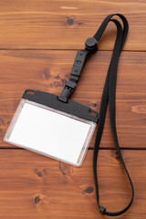 机に置かれた社員証