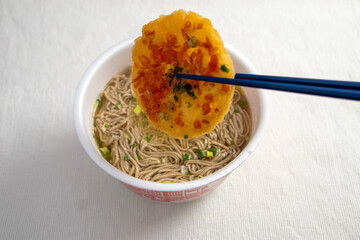 天ぷらを乗せたカップ麺の蕎麦