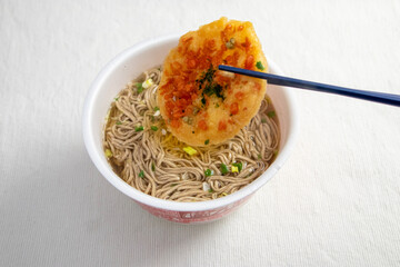 天ぷらを乗せたカップ麺の蕎麦