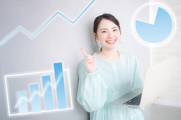 NISAやiDeCoで積み立て円安での投資を考える、資金の家計管理と資産運用を示す投資グラフとパソコンを持つ女性の笑顔のカメラ目線