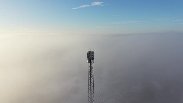 Lattice mast supporting signal transmission equipment