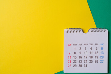 黄色と緑色の背景に卓上カレンダー	