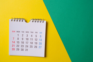 黄色と緑色の背景に卓上カレンダー	