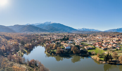 Panorama du Canigou depuis Vin&ccedil;a dans les Pyr&eacute;n&eacute;es Orientales .