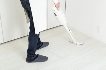 掃除機をかける男性
