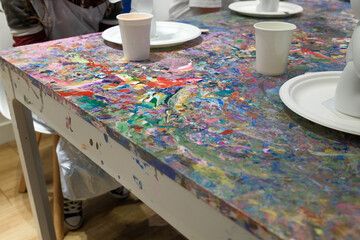 Table pleine de peinture
