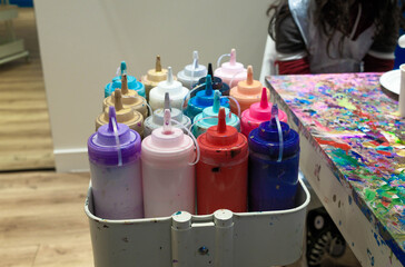 Lot de pots de peinture