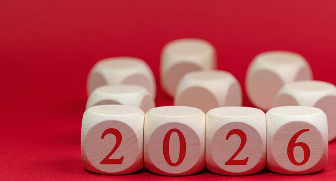 Holzw&uuml;rfel mit der Jahreszahl 2026