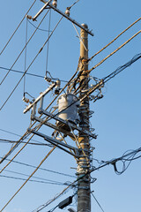 電柱と電線の交差