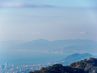 六甲山上より神戸市街地と遠くに淡路島を臨む