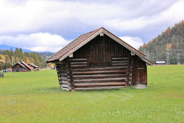 Sch&ouml;ner Herbsttag in den W&auml;ldern von Mittenwald in den Bayerischen Alpen	