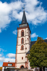 Der Turm der r&ouml;misch-katholischen Kirche St. Ursula in Oberursel am Taunus, Hessen in Unteransicht bei sonnigem Wetter