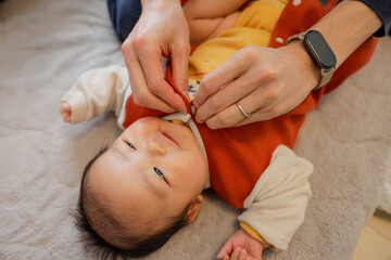 お着替えをする赤ちゃん