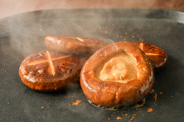 しいたけを焼く