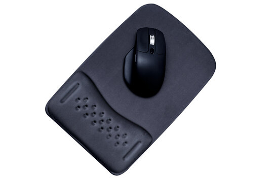 A high-angle studio shot of a black wireless optical mouse placed on an ergonomic grey mouse pad featuring a built-in gel wrist rest, perfectly isolated on a white background