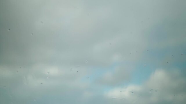 ガラスに伝う雪