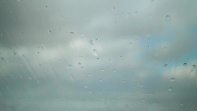 ガラスに伝う雪