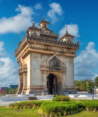 Obraz premium The imposing Patuxai arch (Patuxay, Patousai and Patusai), downtoiwn Vientiane, Laos