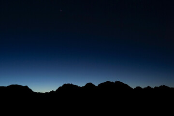 Naklejka premium 笠ヶ岳から見る穂高連峰と日の出前の青い世界