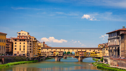 Obraz premium Panoramic view at sunset of the medieval bridge in Florence, Italy.