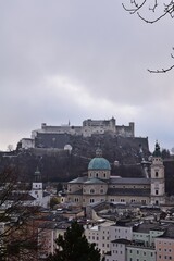 Salzburg Dom und Festung Hohensalzburg im Winter, vertikal