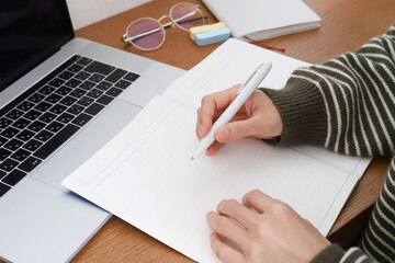 パソコンとノート　オンライン学習