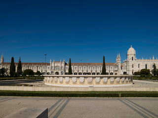 Obraz premium The Empire Square Garden and the Jerónimos Monastery in Belem, Lisbon, Portugal