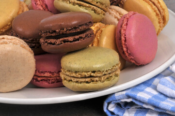Vue partielle d'une assiette de macarons de diff&eacute;rentes saveurs en gros plan