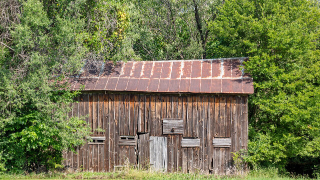 Scenic rural landscape with a rundown barn in northern Missouri countryside