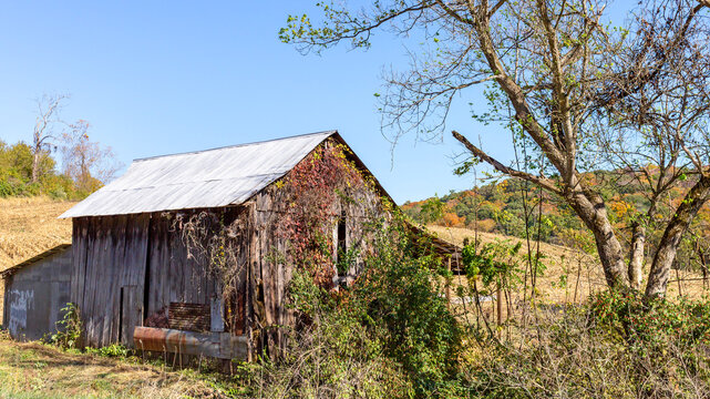 Scenic rural landscape with a rundown barn in northern Missouri countryside