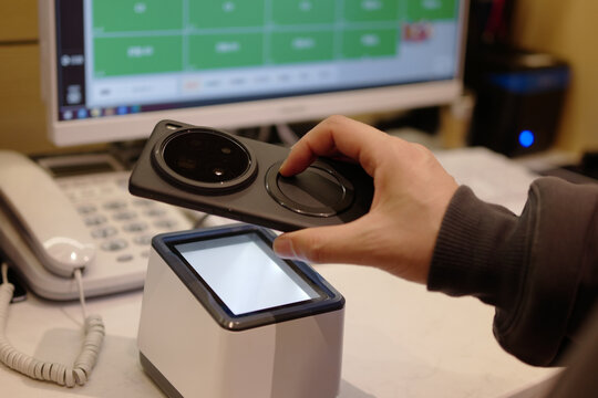 contactless pay with smart pone