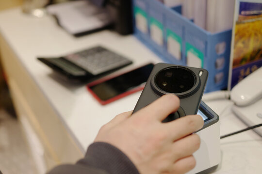 contactless pay with smart pone