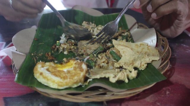 eat a plate of pecel