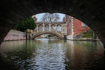Obraz premium The Bridge of Sighs at St John’s College, Cambridge, viewed from beneath the arch of Kitchen Bridge over the River Cam