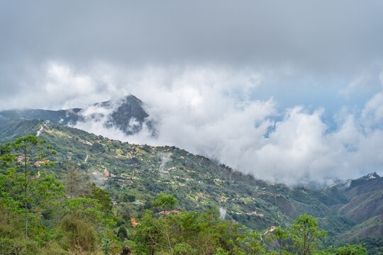 Paisaje del pueblo de Galipan en el Cerro el &Aacute;vila y el mar Caribe.
