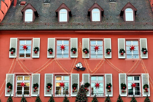 Weihnachtlich geschm&uuml;ckter Altbaut am Rathausplatz in Freiburg