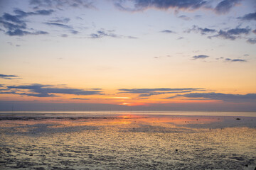 Sonnenuntergang am Leuchtturm Obereversand an der Nordseek&uuml;ste in Dorum
