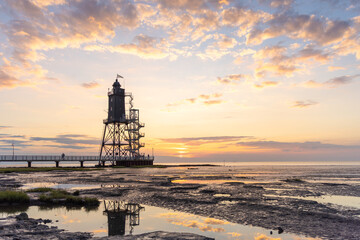 Sonnenuntergang am Leuchtturm Obereversand an der Nordseek&uuml;ste in Dorum