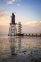 Sonnenuntergang am Leuchtturm Obereversand an der Nordseek&uuml;ste in Dorum