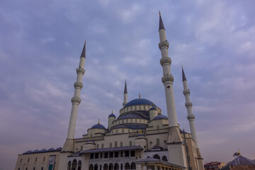 Obraz premium Kocatepe Mosque in Ankara, Turkey on a moody day