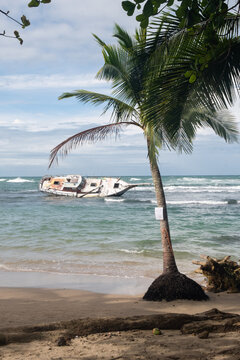 Bote encallado en el oc&eacute;ano, Puerto Viejo, Costa Rica.