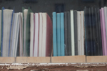 Livres et documents administratifs plac&eacute;s devant une fen&ecirc;tre