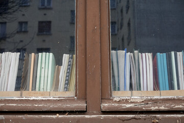 Livres et documents administratifs plac&eacute;s devant une fen&ecirc;tre