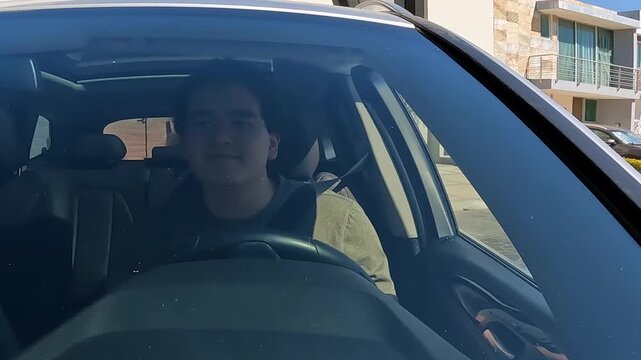 Toma desde afuera del carro en frente Martin