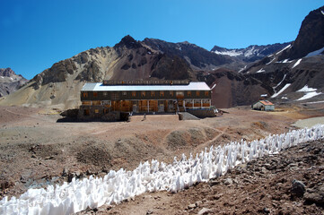A building built on the top of a mountain for travelers, tourists, scientists, and researchers. A temporary stopover.