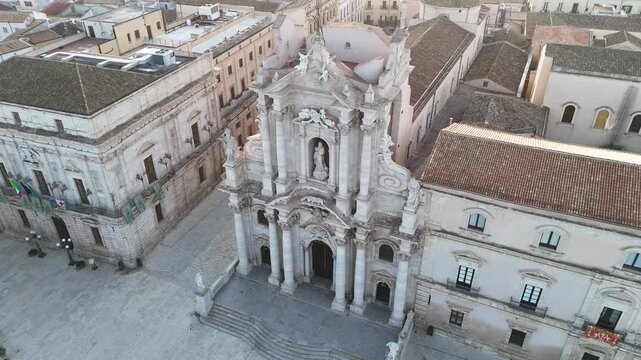 La splendida facciata barocca del Duomo di Siracusa (ex Tempio di Athena), Ortigia, in Sicilia, vista aerea con drone.